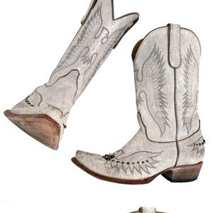 Idyllwind Crackled Cream Heeled Boots with Gray Accents